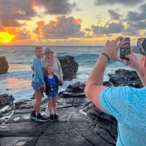 Take the best family photos at sandy beach oahu