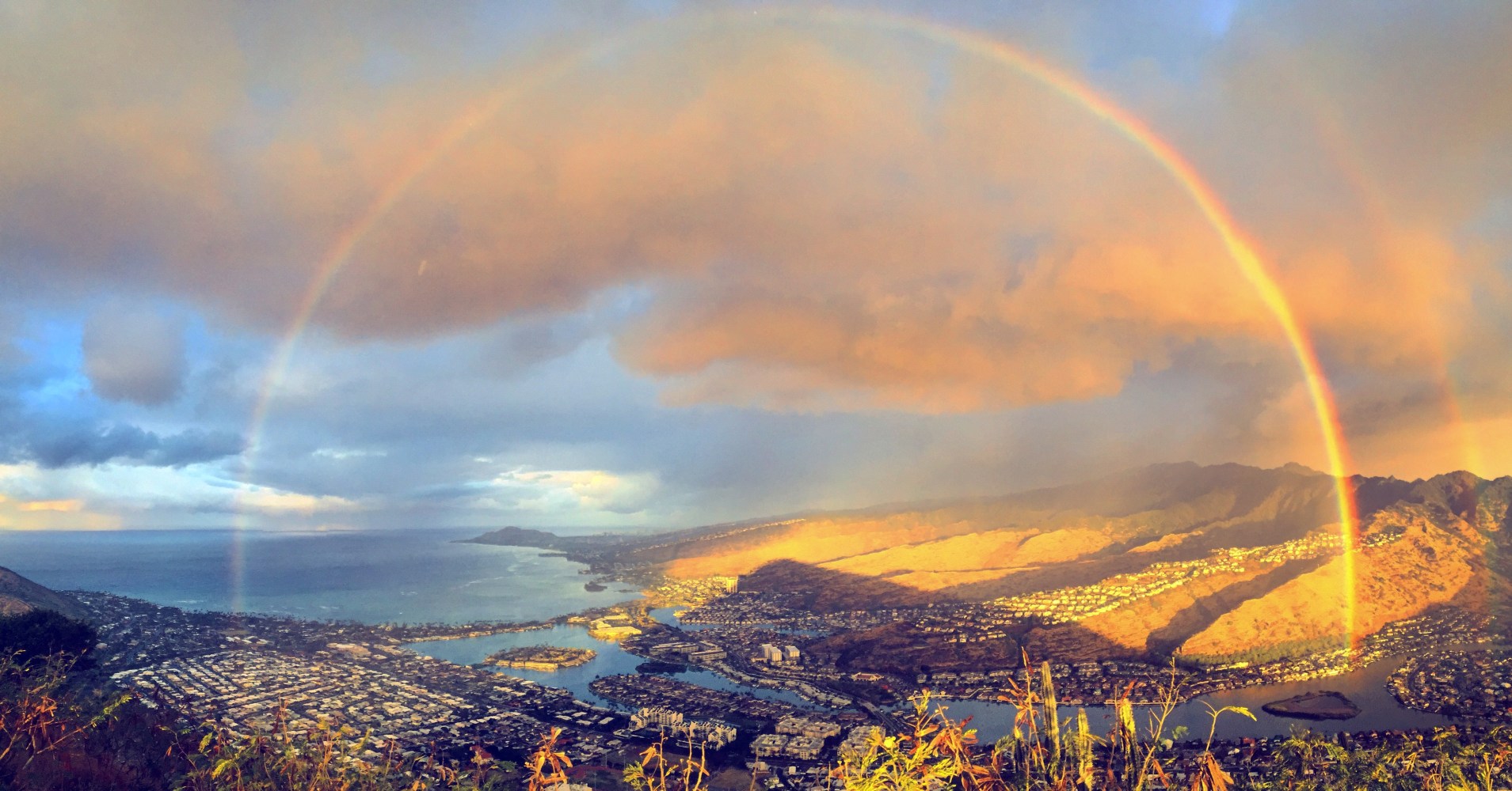 Rainbow at the top of Koko Crater